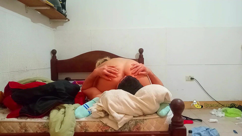 Bananacaseros: I have sex with the service employee It is her...