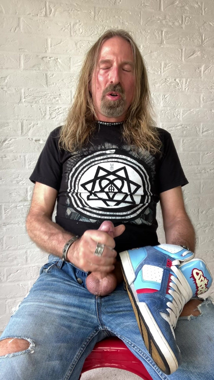 Longhairdude: Longhairdude se fute și ejaculează cu antrenori Osiris, Blugi rupți, tricou