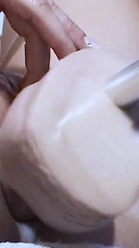 Brunette milf vertrouwt de neukmachine niet