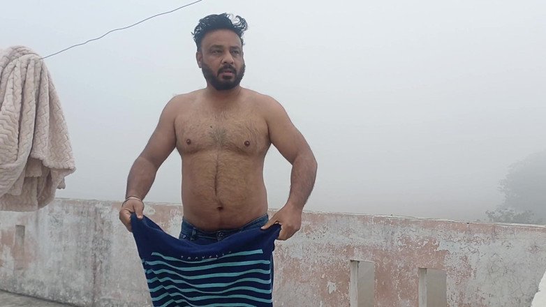 Austin Rose: Indischer Papi Zieht Sich Im Frierenden Winternebel Aus