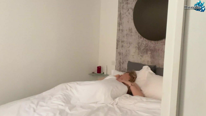 Dayana Ice: Sexy blondine streelt zachtjes haar natte poesje op camera