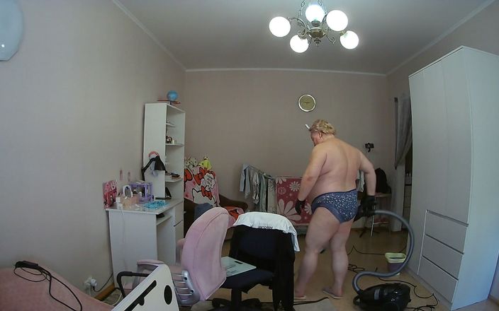 Sweet July: Ibu mertua membersihkan kamar telanjang