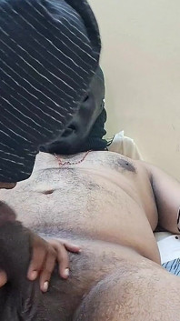 Tamil desi çift yatakta derin gırtlağına kadar sakso çekiyor