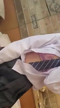 非常に恥ずかしがり屋の日本の女子大生が犯され、creampied