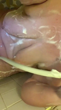 Bbwbootyful teniendo un baño enjabonando mi coño gordo