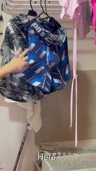 私は部屋で恥ずかしがり屋の義理の妹を驚かせ、彼女に人生のファックを与えます。