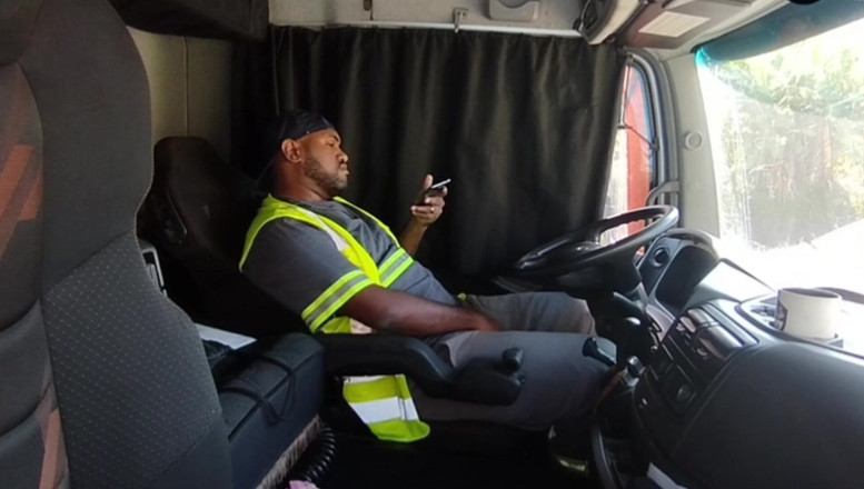 TheBlacKHunterr: Lunchtijd trok ik me af in de vrachtwagen