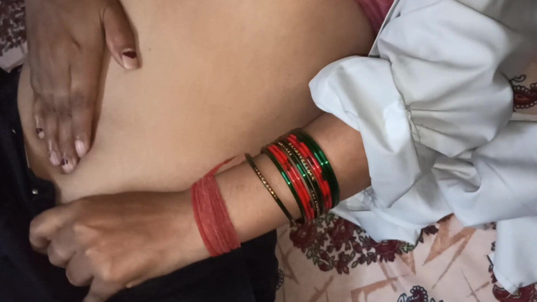 Mehak1993: Indiana casada mulheres pressionando seus peitos quentes e esfregando sua...