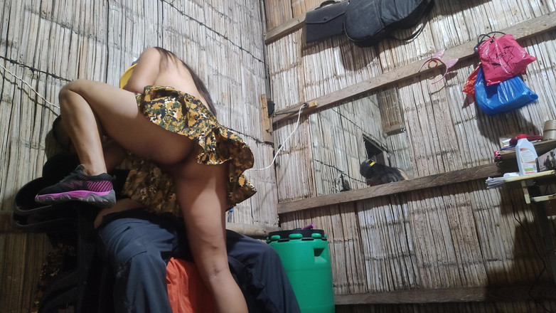 Martin13: 最近卒業した軍人女性が、職場でより良い福利厚生を得るために傲慢な上司と関係を持つ