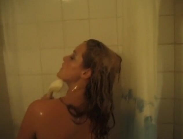 Flash Model Amateurs: Bellezza amatoriale si sditalina il suo cespuglio in bagno