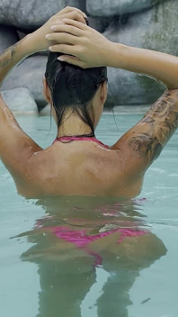 Monika Fox panas dalam bikini merah jambu berenang di kolam dan berjalan-jalan