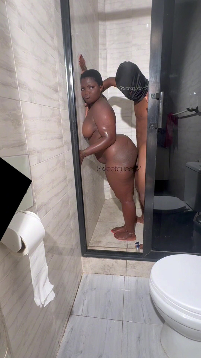 Sweetqueen2: Quickie innan vi går ut ur duschen.