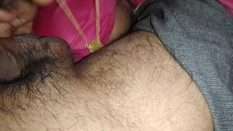 LEGSCOUPLE12: 农村女孩把她丈夫的放进嘴里，用她的舌头很好地按摩他的。