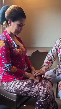 Momi Itha’s Seductive Javanese Sinden Cosplay