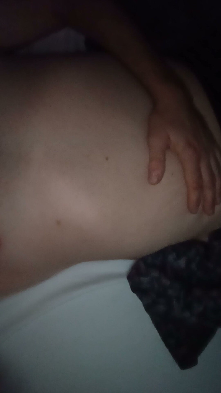 Hottieboy77: Chlapec s bolestí břicha si hladí břicho