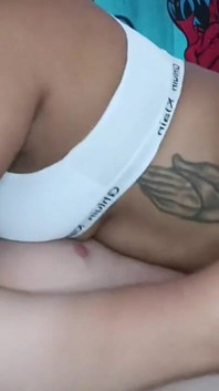 Teman wanita panas mengamalkan teknik blowjob pada zakar kawannya