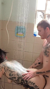 Keldai Besar Di Bilik Mandi