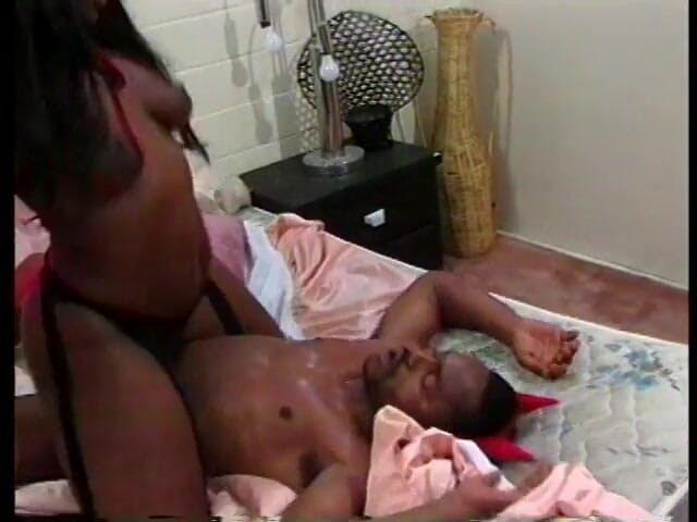 Butt Paradise: Schwarzes schätzchen, als frecher teufel gekleidet, nimmt von ihrem mann...
