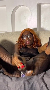 Une grosse chatte noire squirte