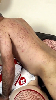 सेक्सी नर्स बूढ़े हैरी से मिलने जाती है