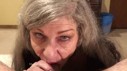 MaXXXimumMilf: Seksi olgun ateşli oral seks + dildoya binerken yut! Maxxximummilf