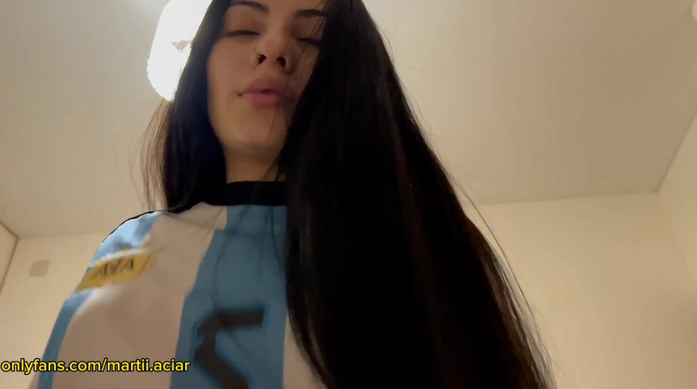 MartiiAciar: 欲火中烧的继妹想要在晚上射精