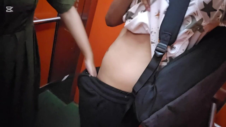 Hotfuck20: Девушка в публичном лифте дрочит