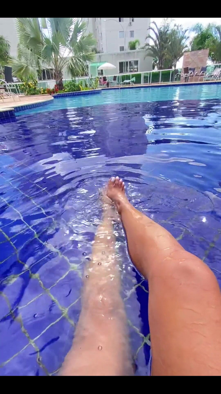 KiffaFeet: Den u bazénu