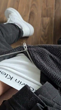 Pausa para el almuerzo - padrastro caliente frota su polla gorda a través de White Calvin Klein