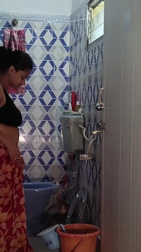 Fratele vitreg mai tânăr a făcut sex dur cu cumnata ei în timp ce făcea baie