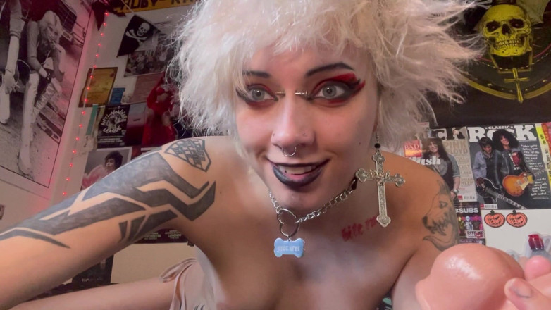 Glitterqueen1999: Drobný muž se skrývá v Glitterqueen1999 S ústech, když saje její...