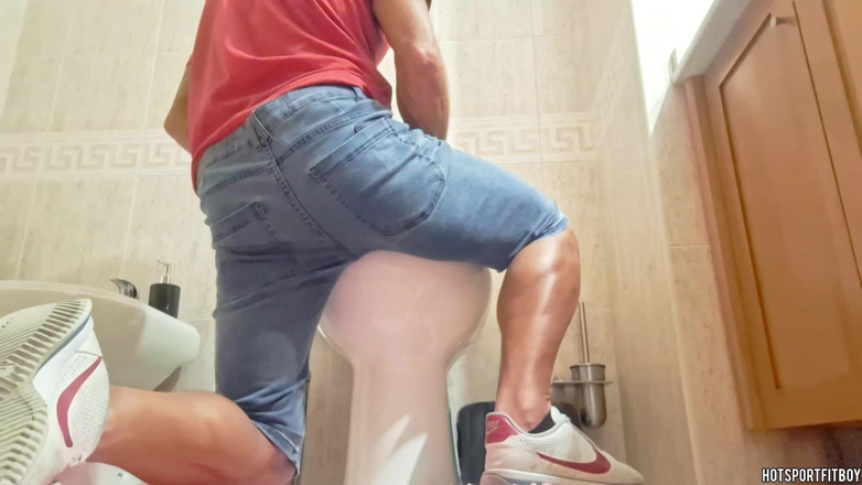 Hotsportfitboy: Lelaki seksi menggesel dan mengongkek tempat duduk tandas dengan pancutan...