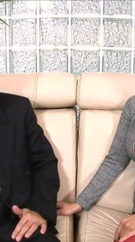 热辣的丰满熟女秘书准备把她的屁股交给老板