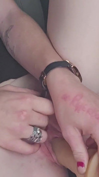 Un vibrator blond drăguț își fute pizda în timp ce șoferul ei Uber trebuie să privească