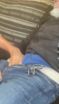 Footjob - mała hiszpańska blondynka i jej cudowne stopy