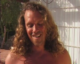 Purzel: Büyük memeli üvey kız kardeş havuz başında tatilde üvey erkek kardeşini baştan çıkarıyor