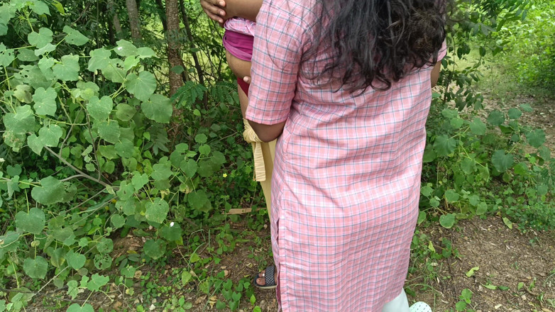 Magilmathi: 校服学生户外