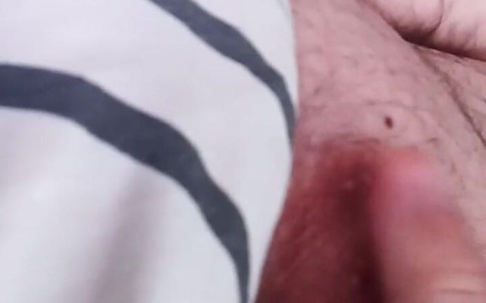 Big Pisser: Mostrando mi cuerpo regordete caliente y jugando con mi pezón,...