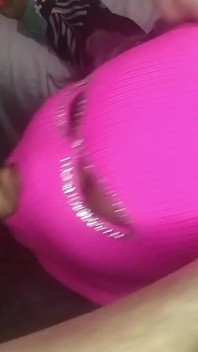 Caliente casada milf chupó nuestras dos pollas y pidió nuestro semen en su comida 1