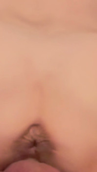 POV rijpe vrouw berijdend en klaarkomend en hard in missionarishouding met grote borsten stuiteren en creampie.