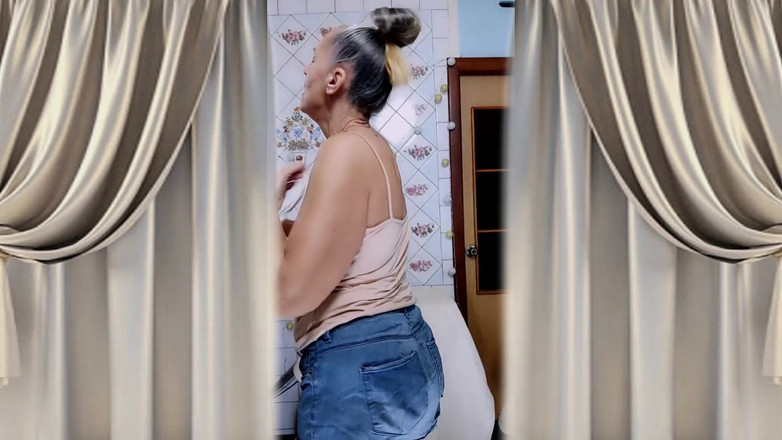 Lukerya: Sexy žena v domácnosti Lukerya v kuchyni