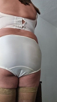 Sissy-Orgasmus freihändig, mit Hilfe von zwei Vibrationsgeräten, mit meinen Nylonhosen