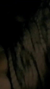 A cadela brinca com sua buceta no apartamento enquanto sua colega de quarto não está em casa.
