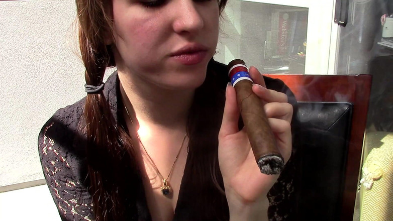 Princess Leia: Üvey babasının purolarıyla yakalandı