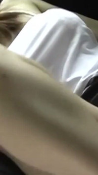 Tânăra soție căsătorită își călărește vibratorul mare și roșu