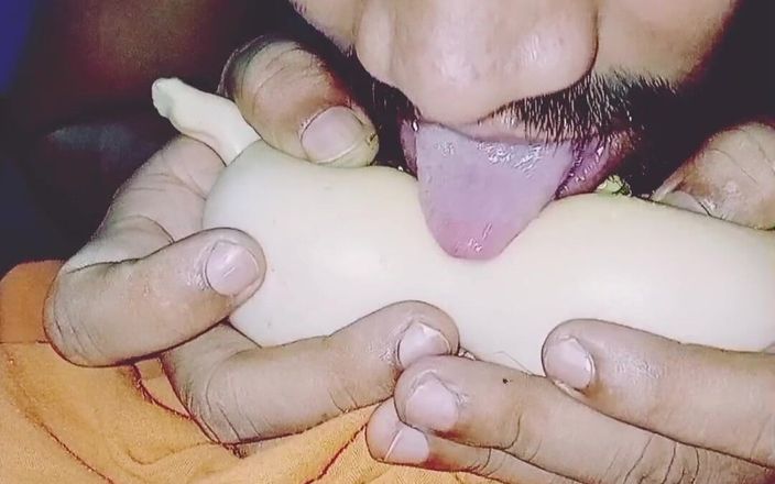 Shiv Shankar Kumar: Aku menjilat boneka seksku.
