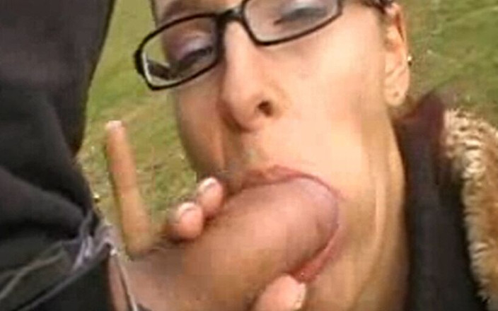 Master of porn: Kouření před stadionem