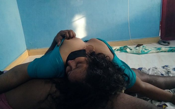Tamil lesbian: Sâni apăsând Sărut fierbinte cu soția mea