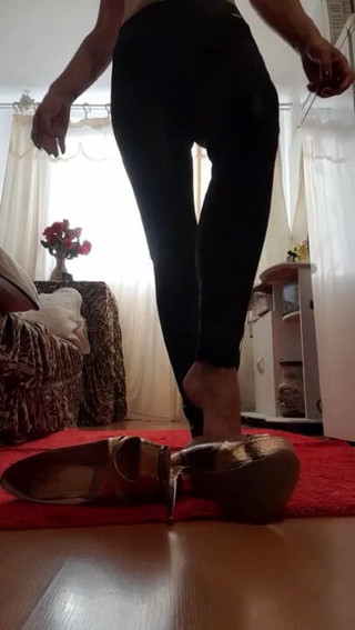 Stefany karoliny: Stefany Karoliny, purtând pantaloni strălucitori la picioare strălucitori, astfel încât să...