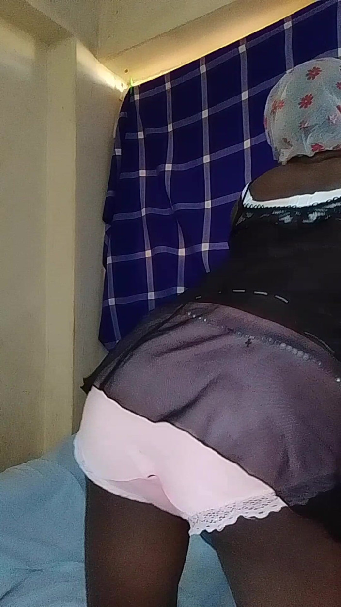 HaitiKing7: Mooi mietje trekt lul af en grijpt zijn kont in...